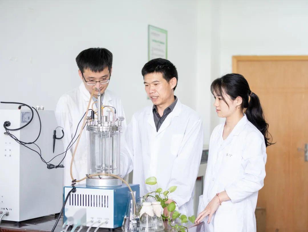 潜心教学为己任 服务地方显担当——记生物化工产品技术研发专家杨仲毅